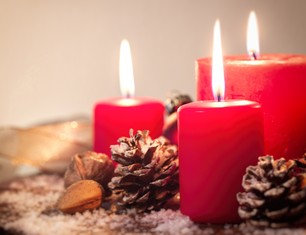 rote-weihnachtskerzen-mit-tannenzapfen
