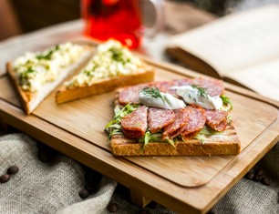sandwich-mit-salami-toastbrot-salat-wurst-sauerrahm-dill-seitenansicht
