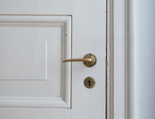 weisse-tur-mit-turgriff